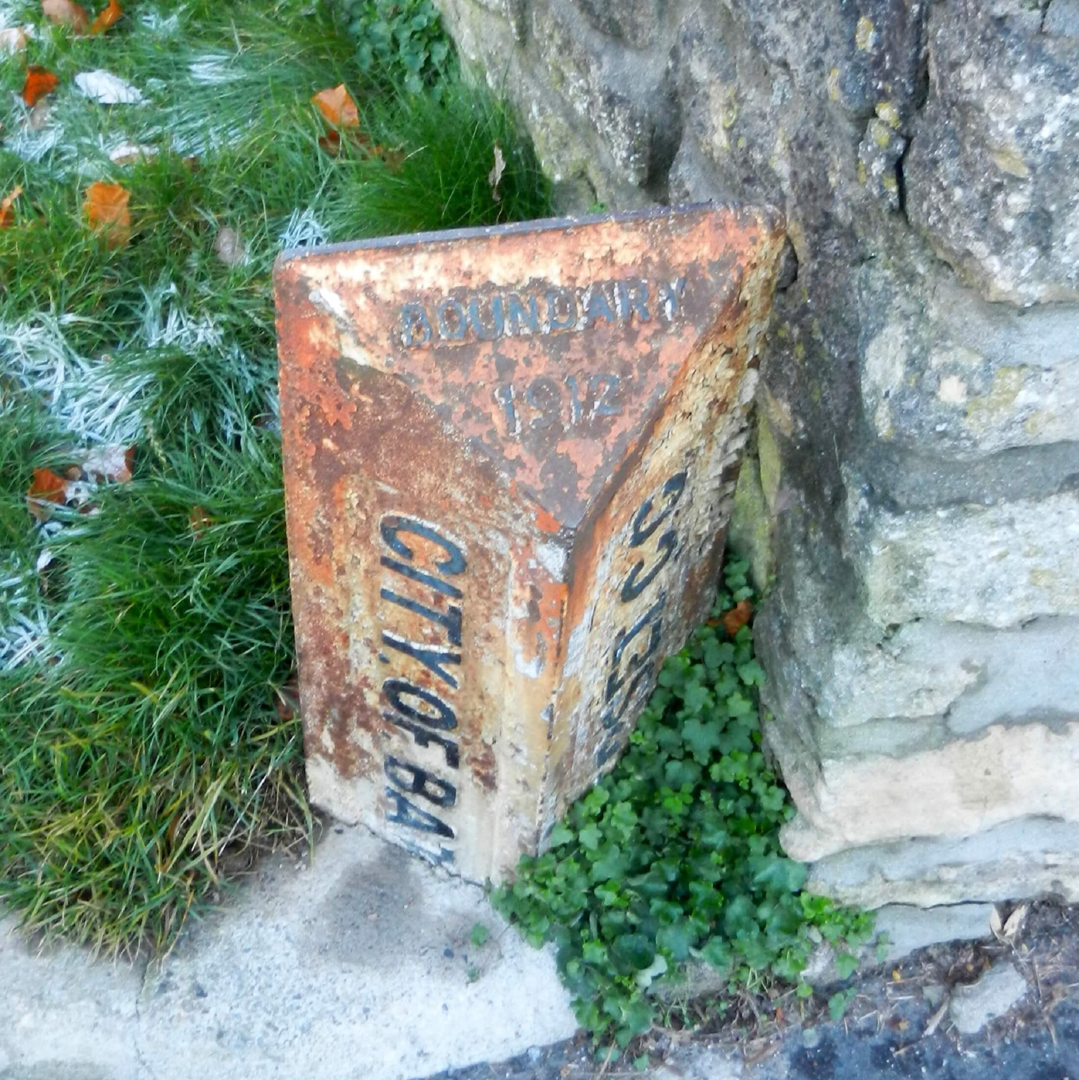 Boundary marker on North Road