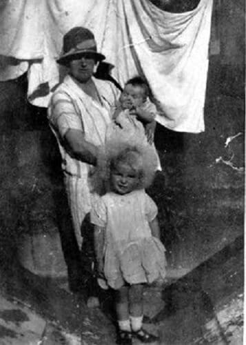 alice-selina-gillard-sumsion-1898-1977-holding-sister-barbara-who-died-in-1931-aged-1-year-she-was-buried-at-monkton-combe-standing-in-front-is-sister-betty