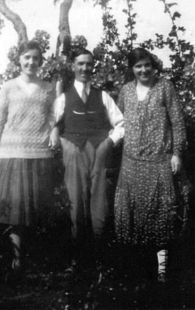 annie-maria-miner-denham-1891-1979-with-husband-francis-denham-1887-1934-and-daughter-nancy