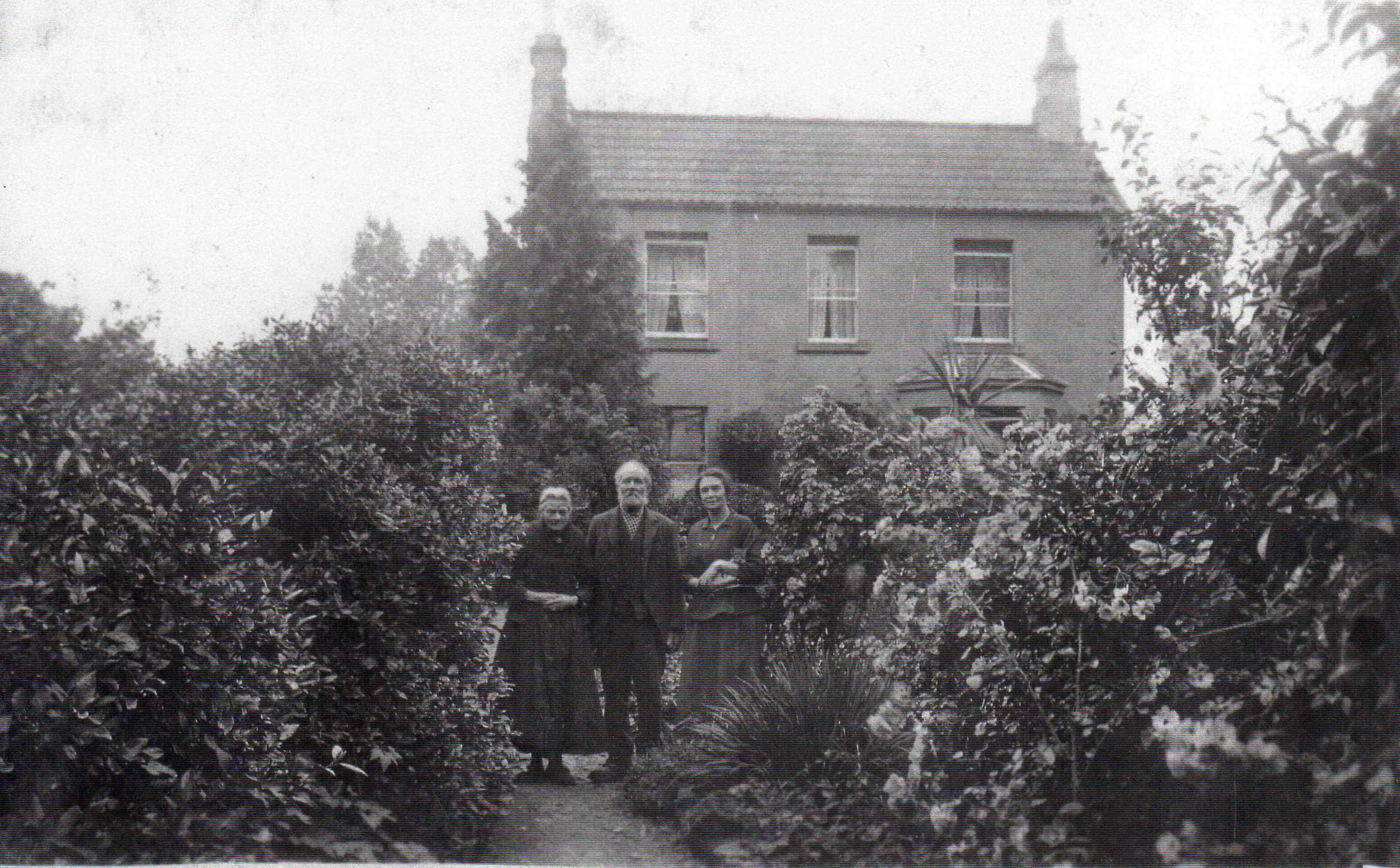 daniel-prescott-1851-1932-and-his-wife-emma-haines-1847-1929-and-elizabeth-maria-prescott-1877-1953-at-conkwell-view-brassknocker-hill-1926
