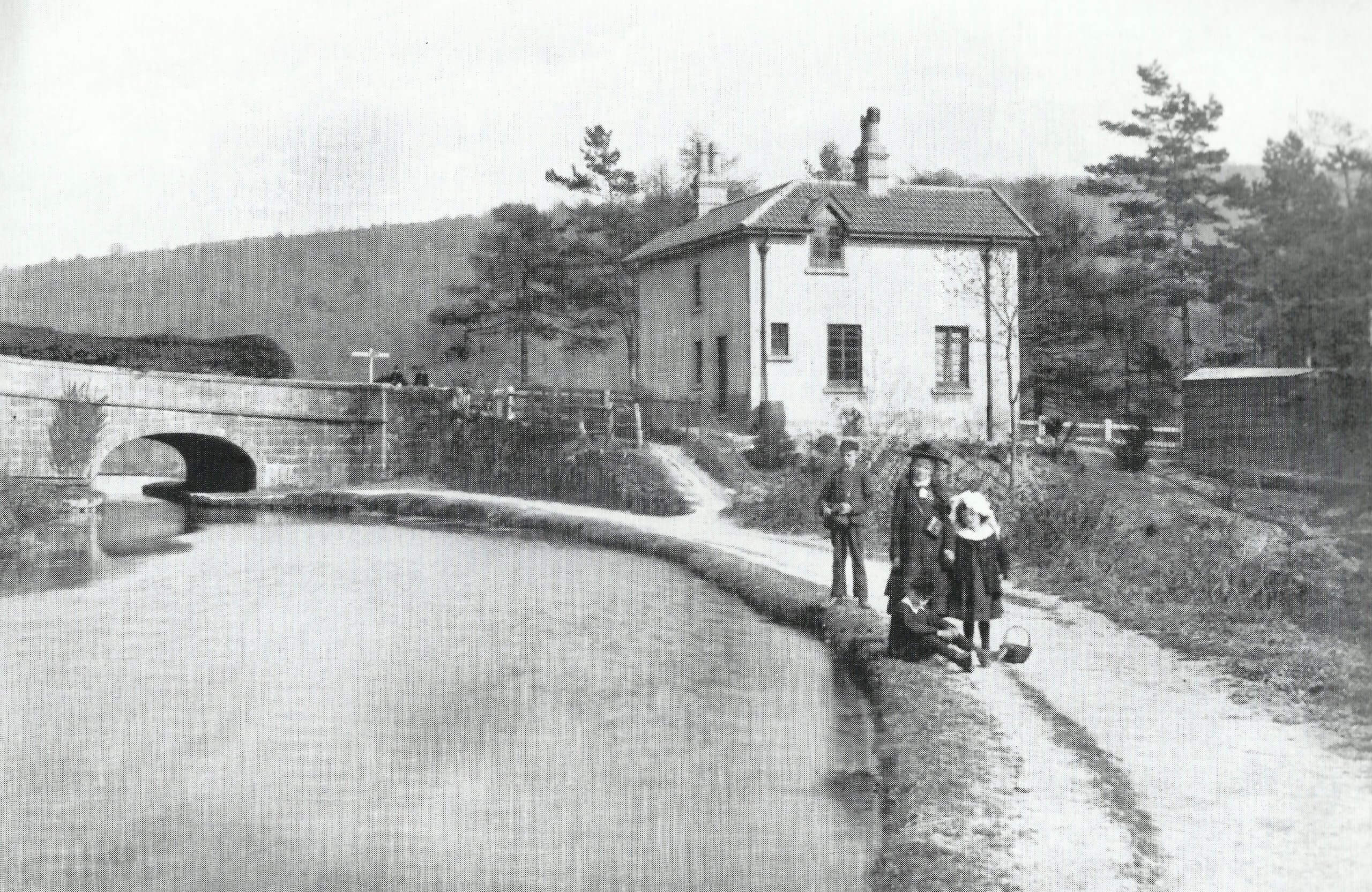 canal-bridge-at-brassknocker-hill-about-1890