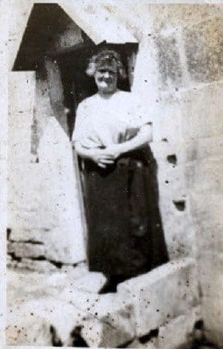 elizabeth-ann-guppy-sumsion-1865-1948-standing-in-the-doorway-of-1-quarry-vale