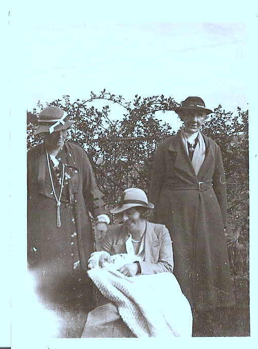 mary-jane-ferris-1882-1970-lived-at-2-hermon-cottages-seen-here-with-juliana-smith-ena-williams-and-charles-swift