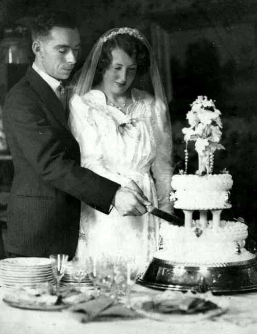 henry-newman-and-daphne-sumsion-wedding-cake-combe-down-1939